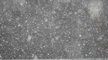 Şiddetli kar yavaşça yağıyor, her şeyi bir kış sahnesine dönüştürüyor..