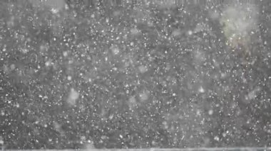 Şiddetli kar yavaşça yağıyor, her şeyi bir kış sahnesine dönüştürüyor..