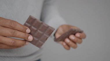 İki parça siyah çikolata el ele tutuşur, tadımlık bir anı sergilerler..