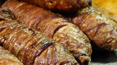 Türk sokak yemekleri Kokorec ahşap fırında pişirilmiş koyun bağırsağından yapılır.