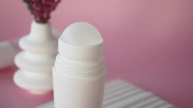 Arkaplanda deodorant rulosu .