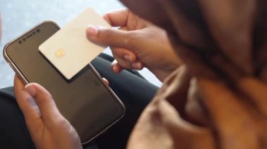 Akıllı telefon ve kapalı mekan kartı kullanarak ulaşılmaz bir ödeme yapan kişi..