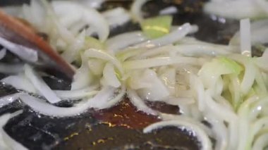 Lezzetli lezzet artışı için sıcak tavada soğan pişiriyorum.,