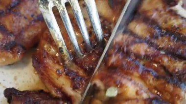 Yakın plan ızgara tavuk eti, dumanlı, yaz için mükemmel..