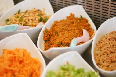 Açık büfede canlı bir salata gösterisi..