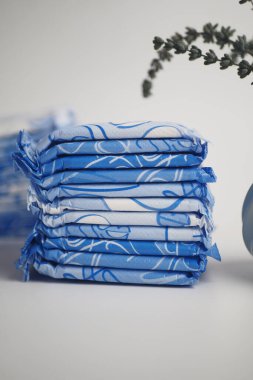 Masadaki hijyenik peçeteler, kadın bakımı konsepti..