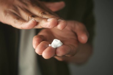 Eller nazikçe nemlendiriciyi kapalı bir ortamda uygular..