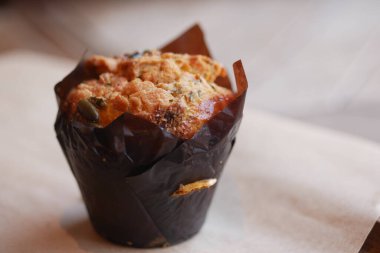 Altın rengi kahverengi kapaklı lezzetli bir kek parşömen üzerinde sergilenir..