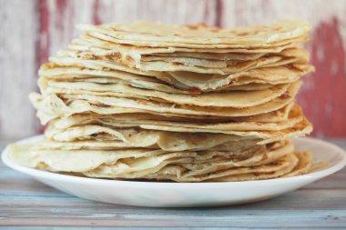 Büyük bir yığın sıcak ekmek beyaz bir tabakta oturuyor, eğlenmeye hazır..