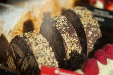 Sıcak bir pastanede fındıklı çikolata çeşitleri..