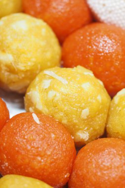 Renkli Hint tatlıları bir kutlama sırasında sergilendi.