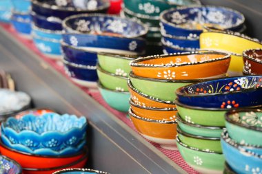 Çeşitli parlak renkli seramik kaseler satılığa çıkarıldı..