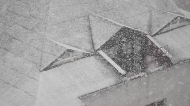 Kar örtüleri çatılar, manzarayı bir kış harikalar diyarına çevirir..