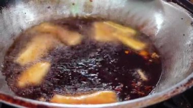 Taze atıştırmalıklar kızgın yağda kızartılıyor, çıtır çıtır bir doku ve aroma oluşturuyor..