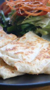 Çıtır salatalı taze Türk Borek 'inin tadını çıkarıyorum..