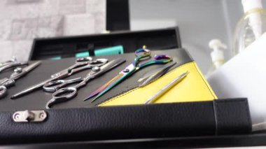 Kuaförde çeşitli kuaför aletleri düzgünce düzenlenir..