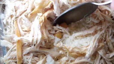 Lezzetli bir yemekte öğütülmüş tavuk ve pirinç karışımını izle..