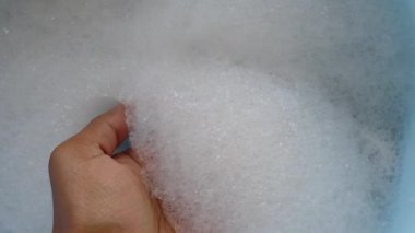 Köpük banyosundaki rahatlatıcı anlar rahatlatıcı bir atmosfer yaratır..