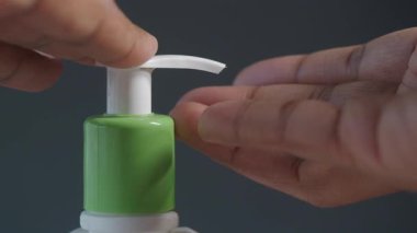 Losyon uygulaması için pompa şişesinin nasıl kullanılacağını gösterme.