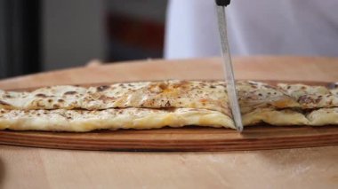 Öğleden sonra yerel bir fırında leziz gözlerim kesiliyor.,