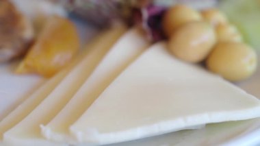 Yerel tarım ve pazarlardan elde edilen otantik peynir ve zeytinlerin tadını çıkarın.