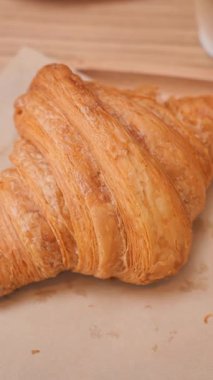 Paris 'teki büyüleyici bir pastanenin leziz, tuhaf kruvasanının tadını çıkar..