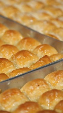 Yerel bir fırındaki tepside taze pişmiş baklava..