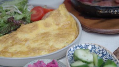 Taze meze ve sebzelerle birlikte lezzetli bir omletin tadını çıkarın..