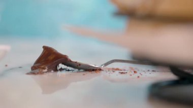 Yemekler yemekten sonra masaya döküldü. .