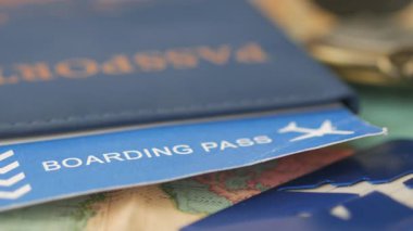 Seyahat planları yaparken pasaportu ve biniş kartını elinde tutan bir yolcu..