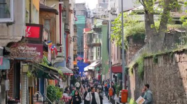 Kalabalık, dükkanlar ve kafelerle dolu İstanbul sokaklarını geziyor.