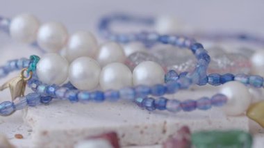 Sanatçılar eşsiz mücevherleri gün ışığında inci ve renkli boncuklarla bir araya getirirler..