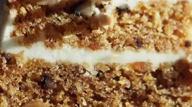 Nemli havuçlu kekin tadını çıkarın, kremalı pasta ile, evde tadını çıkarın..