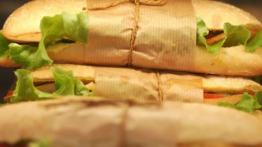 Taze sebze ve otlarla dolu tuzlu sandviçler sergilenir.