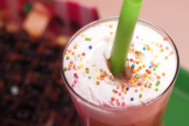 Kahve atmosferinde krem şanti ve şekerli nefis bir içecek..