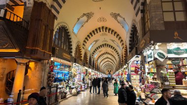 Hindi İstanbul 19 Mart 2025, İstanbul 'daki Baharat Pazarı, alışveriş yapanların ve renkli ürünlerin bulunduğu şehrin en büyük pazarlarından biri. .