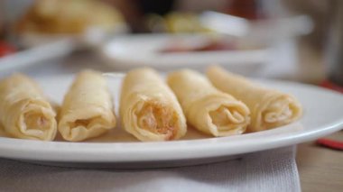 Sıcak bir tabakta servis edilen lezzetli dürümlerin tadını çıkarın..