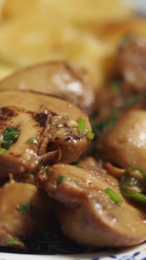 Lezzetli otlar ve baharatlarla pişirilmiş lezzetli mantar yemeği..