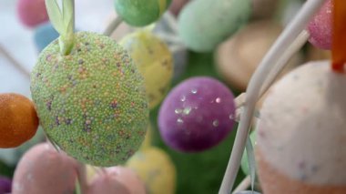 Renkli yumurtalar neşeli bir Paskalya ve bahar gösterisini güçlendirir.