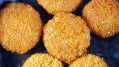 Altın çıtır yiyecekler kızgın yağda kızarıyor, lezzetli bir koku yaratıyor..