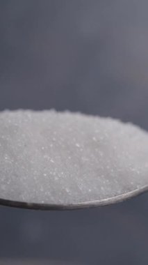 Bir kaşıktan şeker dök .