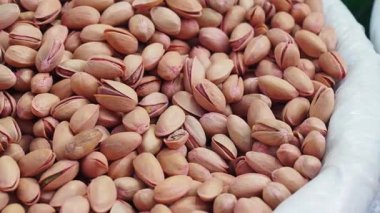 Fıstık ezmesi, kalabalık bir markette dokuma sepetinde sergilenir..