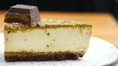 Fıstıklı peynirli kek. Yanında da bol çikolatalı..