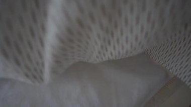 Yumuşak yatak, doğal ışıklandırmalı şık bir odada düzenlenir..