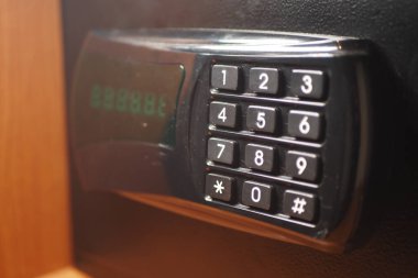 Bir otel ortamında oda erişimi için kullanılan güvenli dijital tuş takımı.