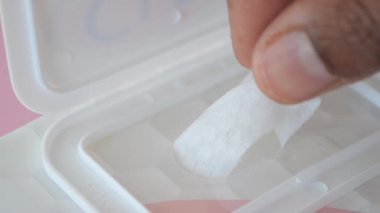 Neşeli bir mekanda doku ve temizlik bezi kullanımı gösteriliyor.