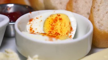 Taze ekmek ve yayılarak baharatlı haşlanmış yumurtaların tadını çıkarıyorlar..