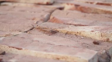 İnşaat alanında yakın plan tuğla yığını ,