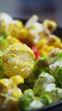 Yerel bir büfede renkli patlamış mısır çeşitlerinin tadını çıkarın..