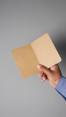 Boş sayfaları olan düz kahverengi bir klasör basitliğini vurgular.